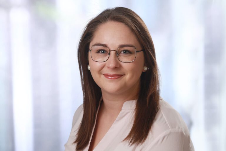 Elena Dumovov, Augenoptikerin Elena Dumovov, Augenoptikerin