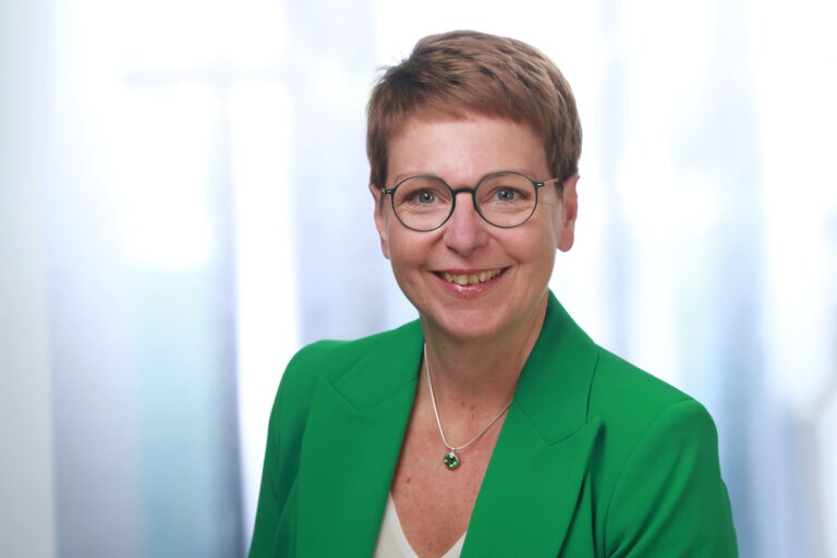 Melanie Knecht, Dipl-Ing (FH) Feinwerktechnik-Augenoptik Melanie Knecht, Dipl-Ing (FH) Feinwerktechnik-Augenoptik